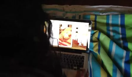 豪華なビッチのおっぱいの間にメンバーを挿入。 女の子 向け エロ 動画
