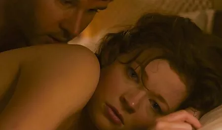 若いアジアの女性は、吸い後のルームメイトの陰部に乗ってコックを持って 女の子 の ため エロ 動画
