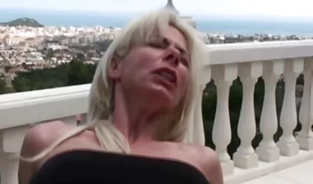 パンティーを着て、奴隷の上に座って 女の子 向け エッチ