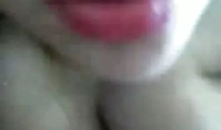 女の子はボトルでベッドの上で茶色の髪の女の子を振る 女の子 用 エロ 動画