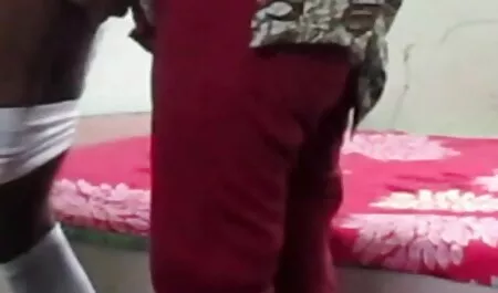 日焼けしたブルネットは、ソファの上に友人とL.で犯されます 女の子 用 エロ 動画