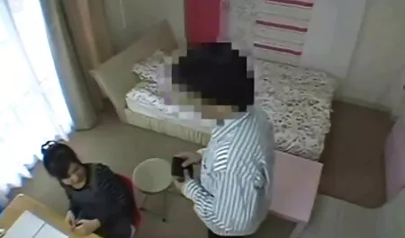 二つの美しい、魅力的な、大きなコックを持つ男のためのフェラチオのために熱心 女の子 向け h