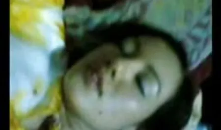 赤毛はパッド入りのソファの上で犯される。 女の子 向け エロ 動画
