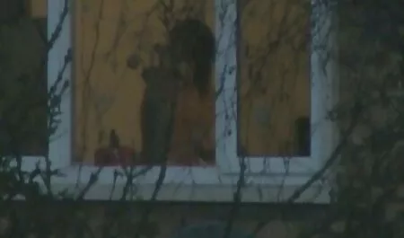 女性は公園でカメラに自分自身をねじ込んだ 女の子 の 為 の エッチ