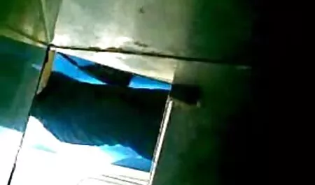 筋肉の男は、ベッドの上に三十歳の揚げ 女の子 の ため エッチ 動画