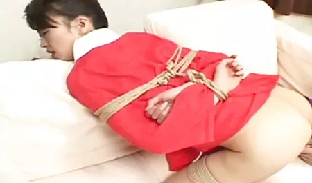 ホテルティナトーバーは、ベッドの上に口や肛門で犯されます 女の子 用 エッチ 動画