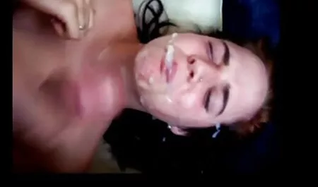 男は午前8時に市松模様のシャツでロシアの人々の妻に近づき、彼女の肛門の横たわっていると性交する 女の子 用 エロ 動画