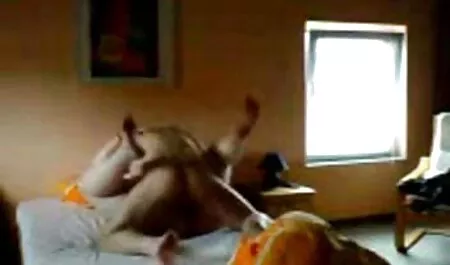 その雌犬は、彼女の胸がブラジャーで覆われて点滅し、彼女が自慰行為をしている間、彼女のパンティーに手を入れます 女の子 の ため エロ 動画
