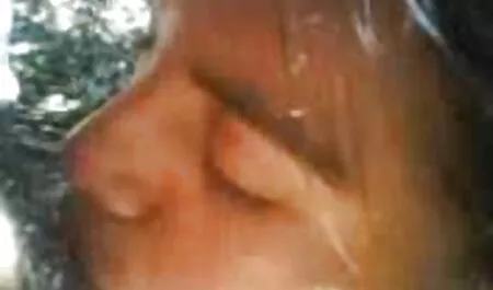 男の手はお尻を伸ばし、お尻の女の子を舐めます。 女の子 専用 無料 エロ 動画
