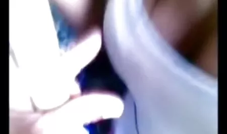 黒ストッキングで熟女は彼女のパンティーを脱いで、彼女のLと一緒に座っています。 女の子 の ため の エロ アニメ