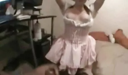 濡れた猫に彼女の指を押して、ソファの上に率直にブロンド 女の子 の ため の 動画 エロ