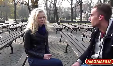 ボインの熟女脱衣彼女の赤いブラジャーと座りますオンザ顔のザ学生のでCooney 女の子 向け エロ 動画