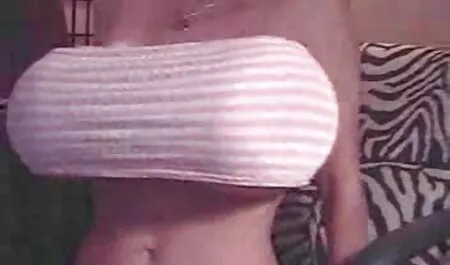 巨乳を明らかにするために喉にフェラを与える若いブルネット 女の子 の アダルト ビデオ
