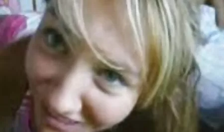 男は革のソファの肘掛けに女の子を性交し、彼女の猫にザーメンを発射します 女の子 向け セックス 動画